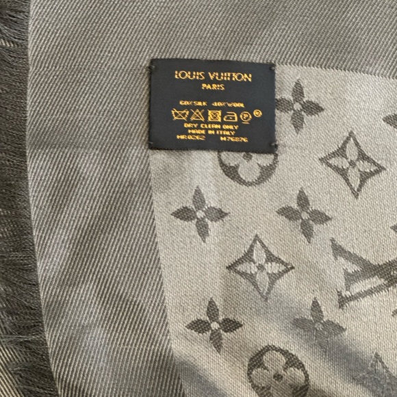 Louis Vuitton Monogram Classic Shawl - Picture 3 of 4